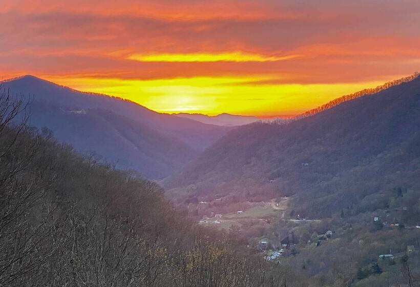 Serene Mountain Mist Retreat W/ Deck & Hot Tub!
