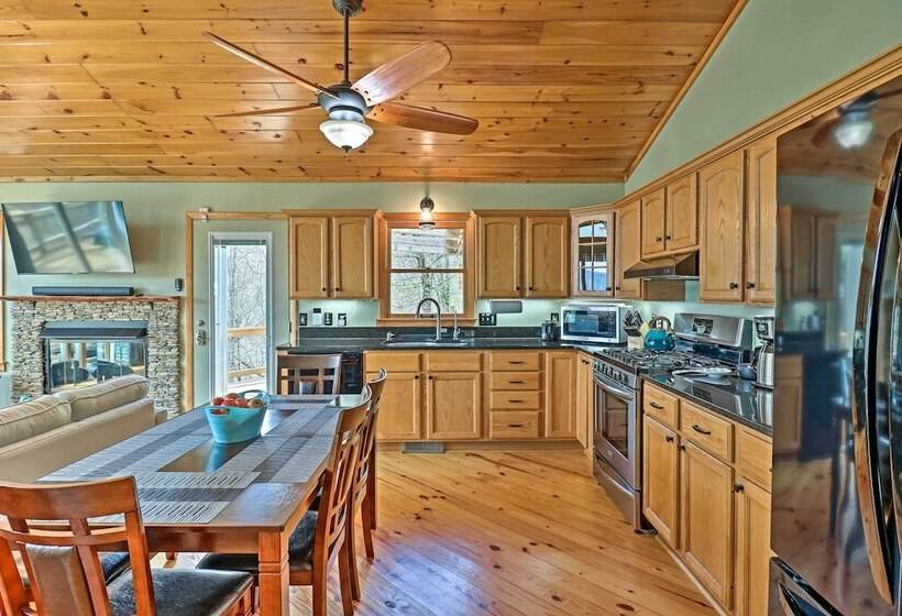 Serene Mountain Mist Retreat W/ Deck & Hot Tub!