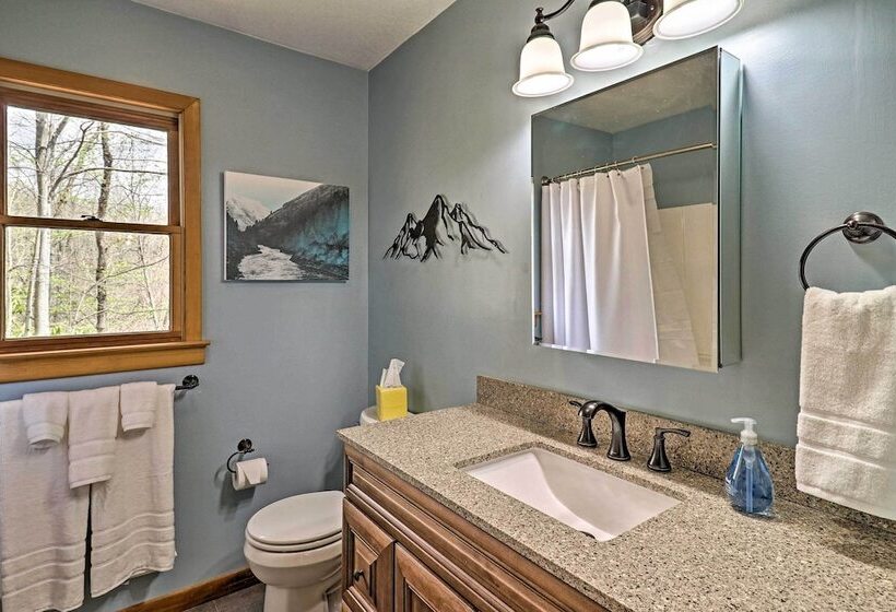 Serene Mountain Mist Retreat W/ Deck & Hot Tub!