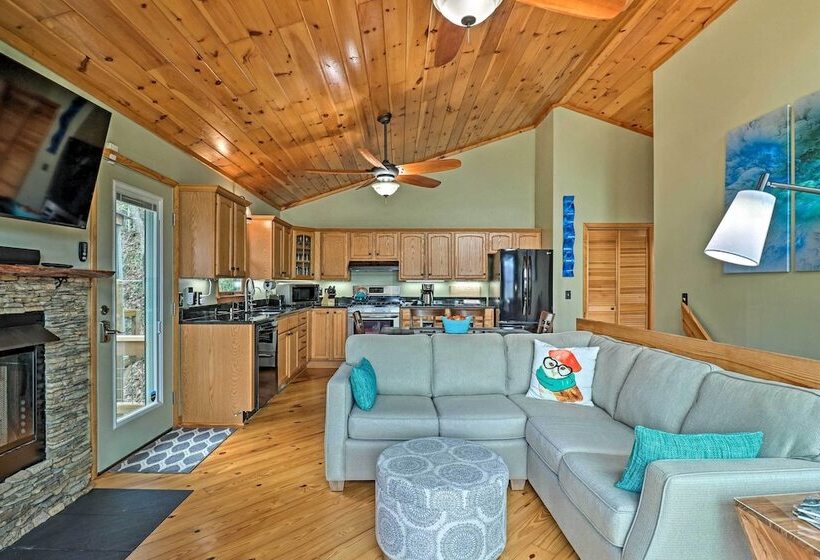 Serene Mountain Mist Retreat W/ Deck & Hot Tub!