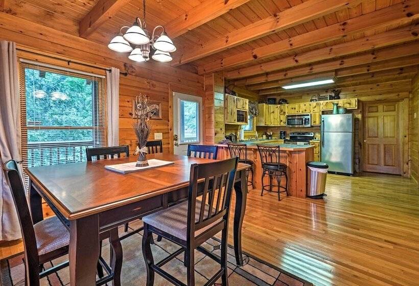 Pigeon Forge Cabin W/ Hot Tub, Grill & Pool Table!
