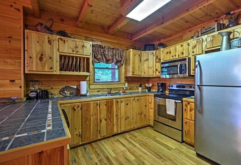 Pigeon Forge Cabin W/ Hot Tub, Grill & Pool Table!