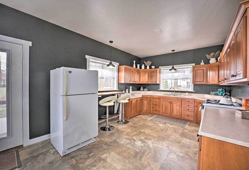 Shipshewana Guest House With Fire Pit!