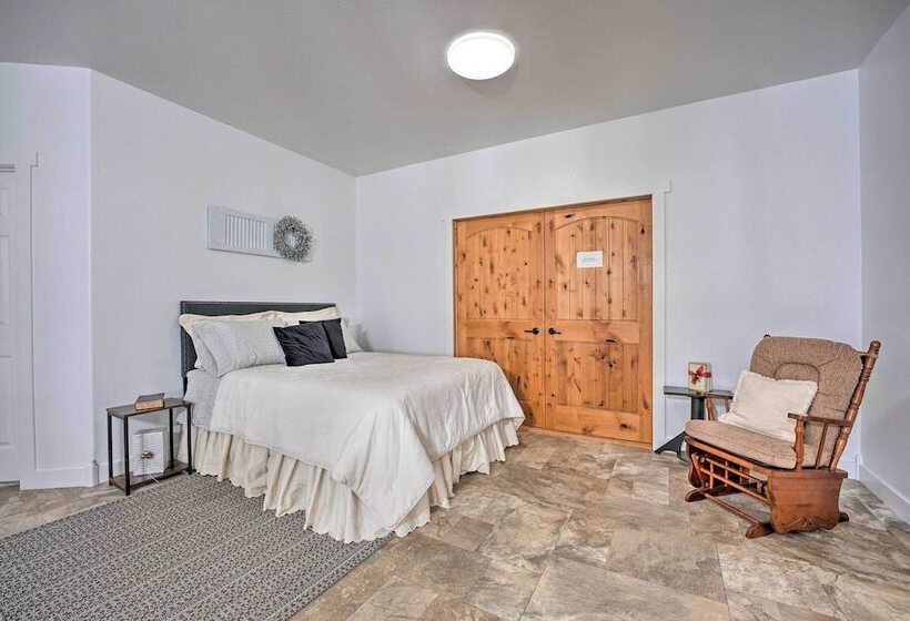 Shipshewana Guest House With Fire Pit!