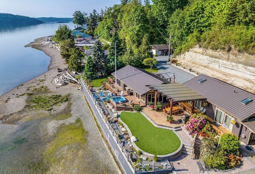 Similk Bay Retreat With Deck, Fire Pit + Hot Tub!