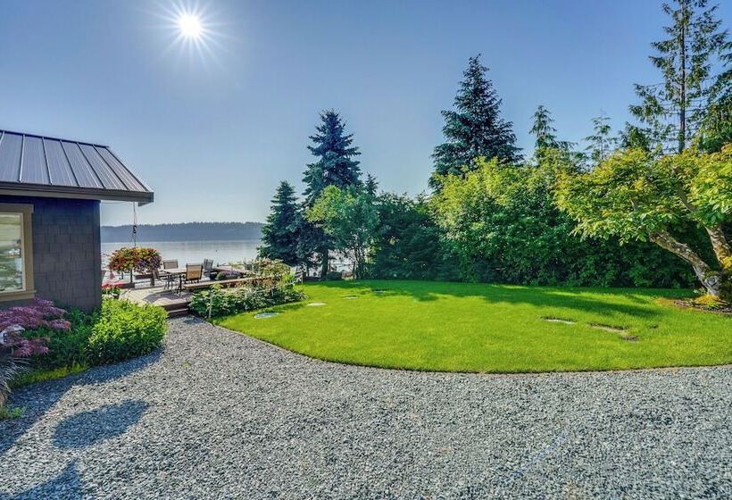 Similk Bay Retreat With Deck, Fire Pit + Hot Tub!