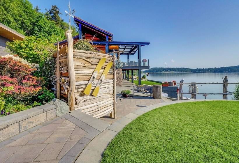 Similk Bay Retreat With Deck, Fire Pit + Hot Tub!