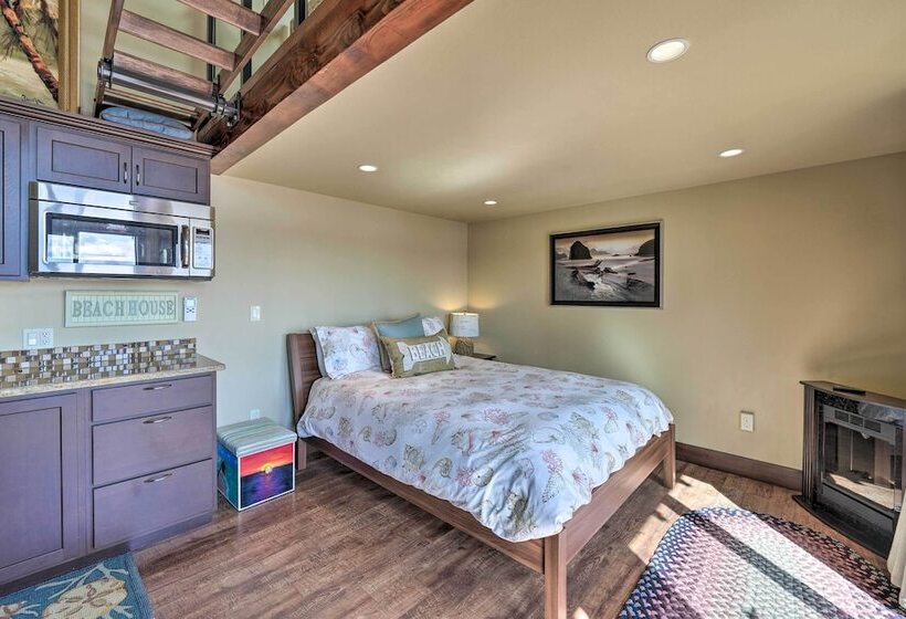 Similk Bay Retreat With Deck, Fire Pit + Hot Tub!