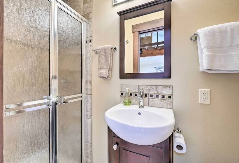 Similk Bay Retreat With Deck, Fire Pit + Hot Tub!