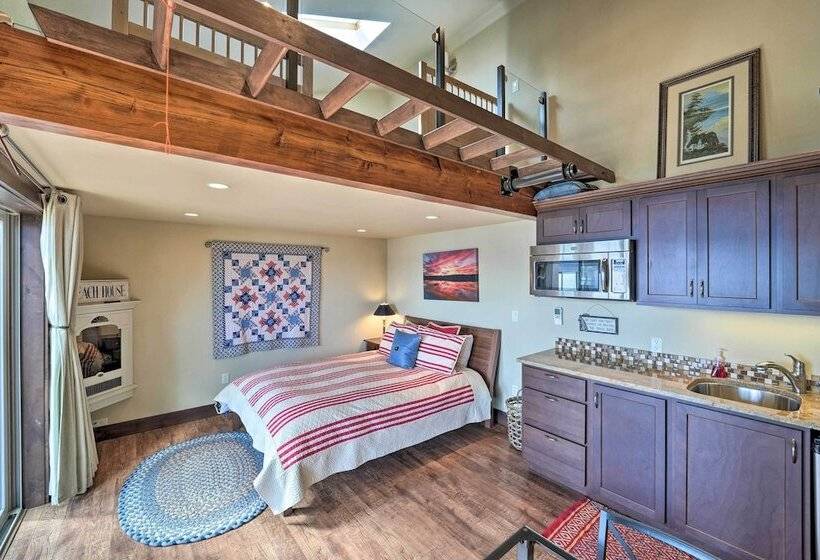 Similk Bay Retreat With Deck, Fire Pit + Hot Tub!