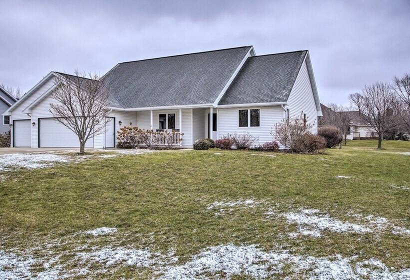 Sister Bay Home W/ Yard   Walk To Beach