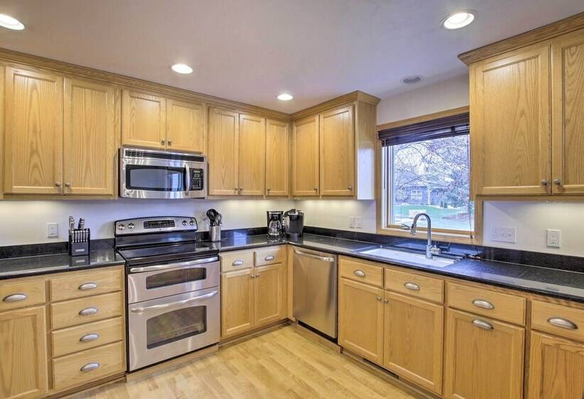 Sister Bay Home W/ Yard   Walk To Beach