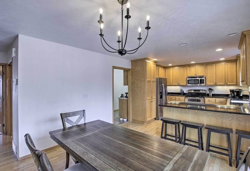 Sister Bay Home W/ Yard   Walk To Beach