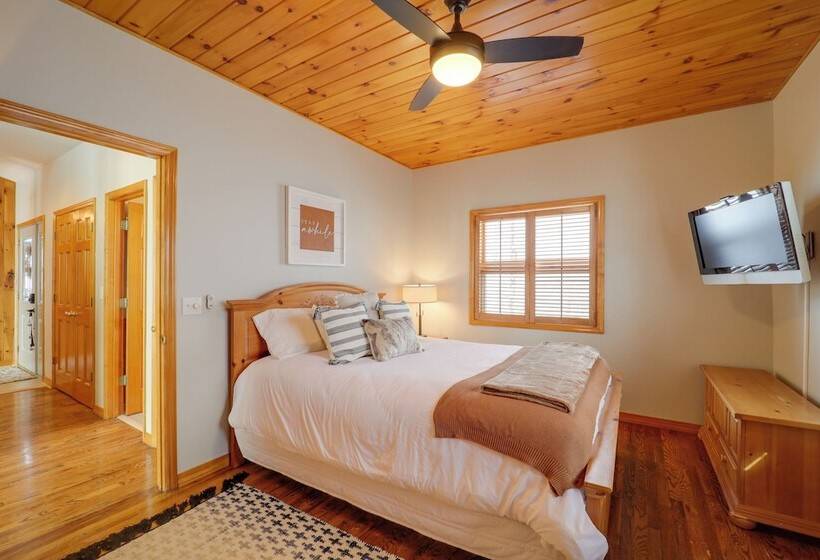 Views & Hot Tub: Sky Barn Retreat In Beech Mtn!