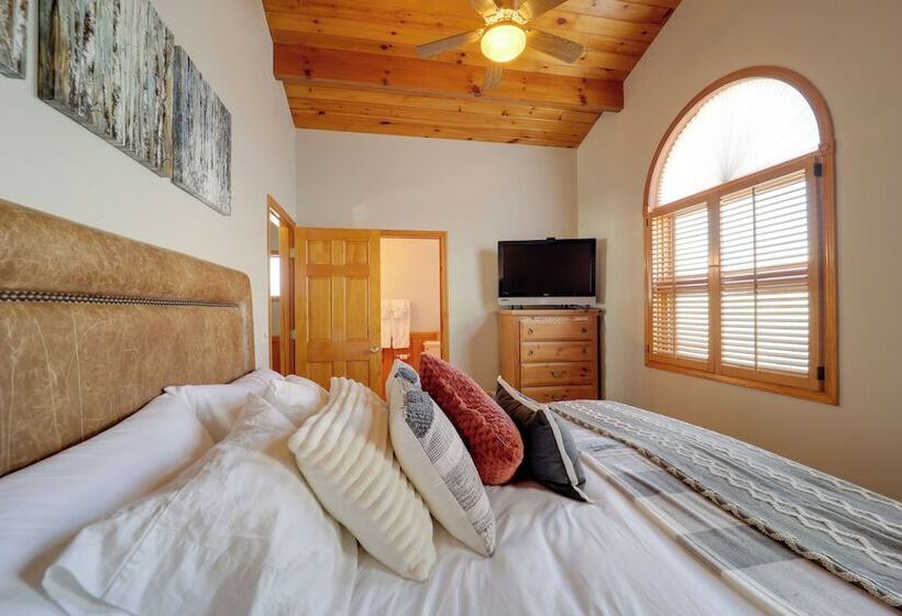 Views & Hot Tub: Sky Barn Retreat In Beech Mtn!