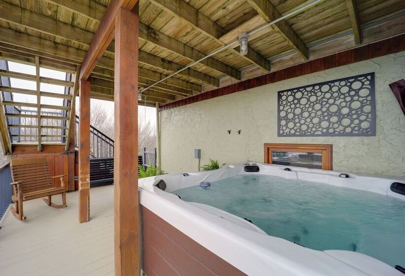 Views & Hot Tub: Sky Barn Retreat In Beech Mtn!