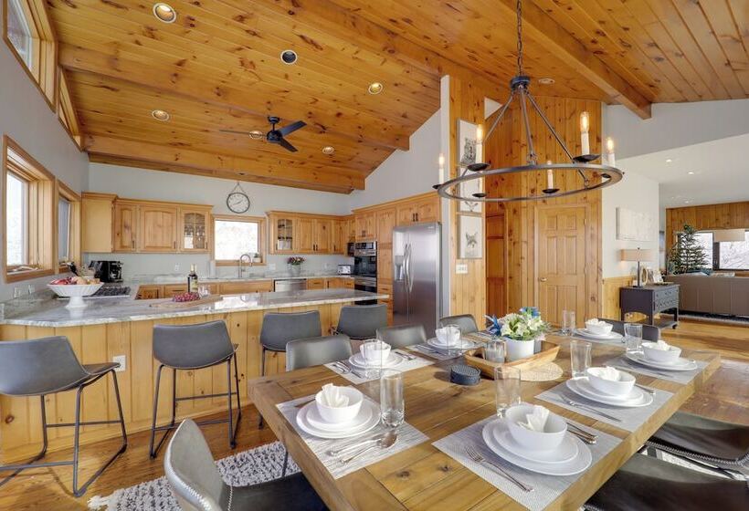 Views & Hot Tub: Sky Barn Retreat In Beech Mtn!