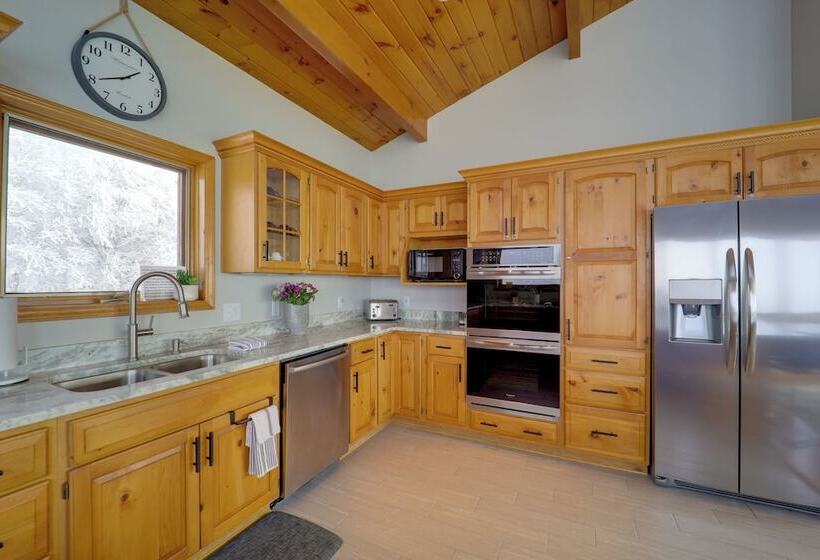 Views & Hot Tub: Sky Barn Retreat In Beech Mtn!