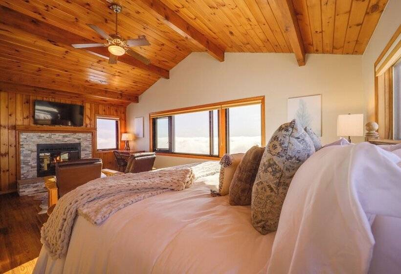 Views & Hot Tub: Sky Barn Retreat In Beech Mtn!