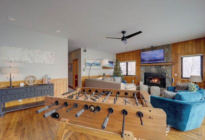 Views & Hot Tub: Sky Barn Retreat In Beech Mtn!