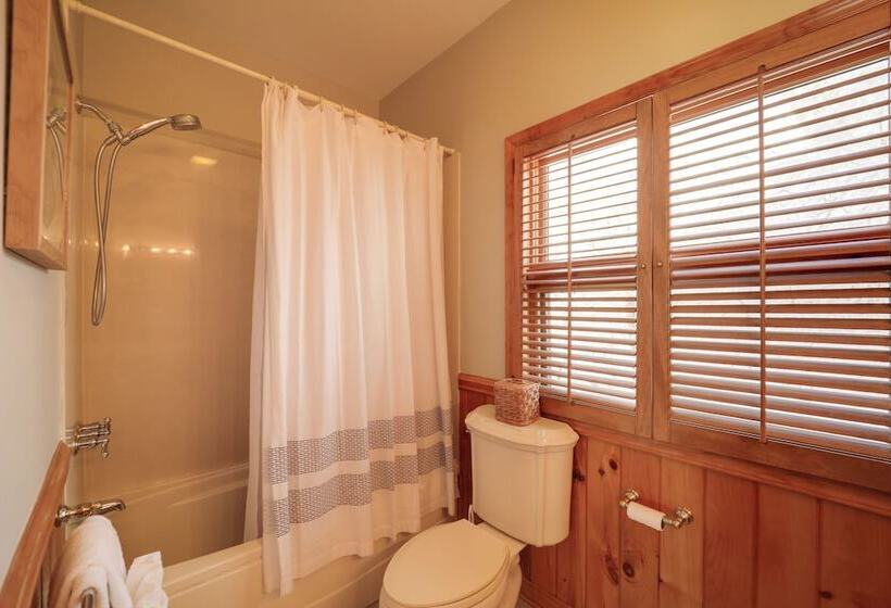 Views & Hot Tub: Sky Barn Retreat In Beech Mtn!