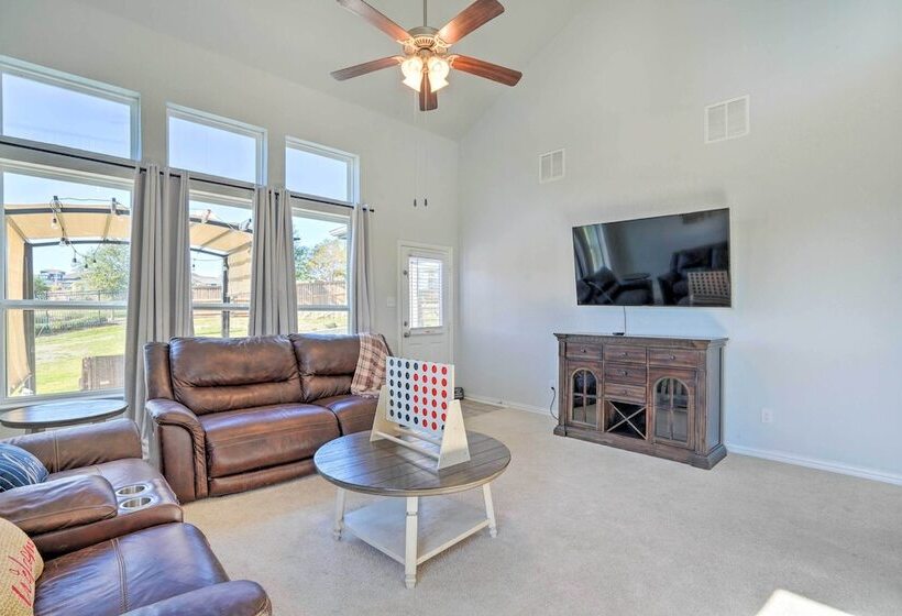 Sleek Schertz House W/ Private Pool & Spa