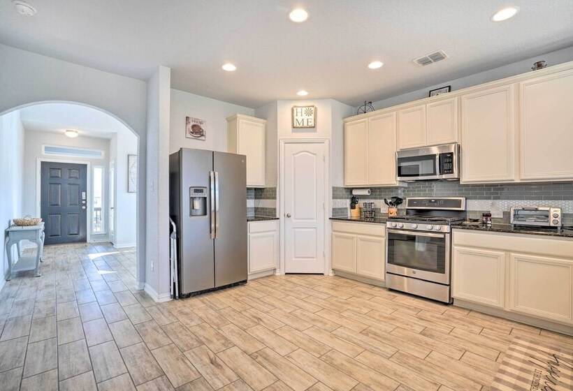 Sleek Schertz House W/ Private Pool & Spa