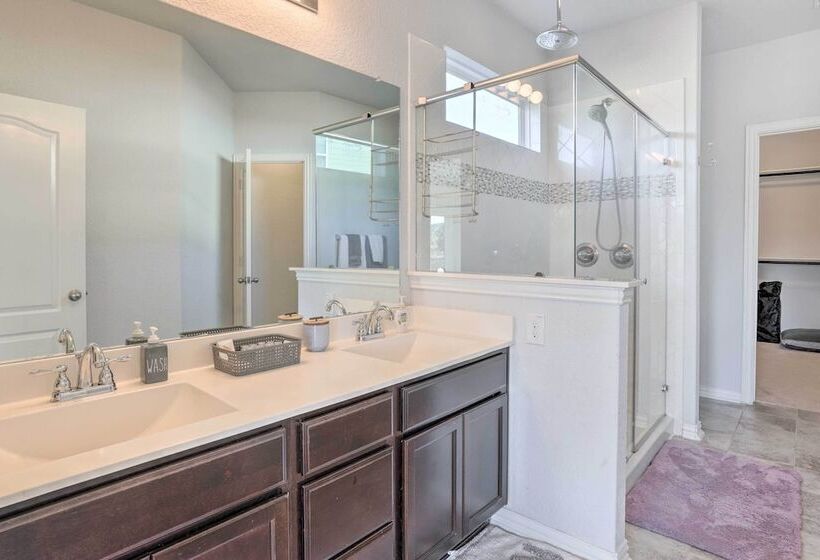 Sleek Schertz House W/ Private Pool & Spa