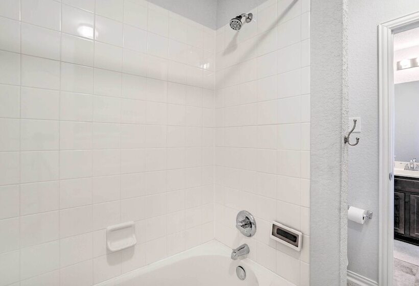 Sleek Schertz House W/ Private Pool & Spa