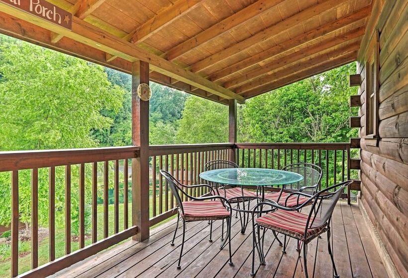 Smoky Mountain Cabin W/ Game Room & Hot Tub!