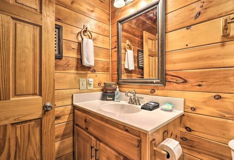 Smoky Mountain Cabin W/ Game Room & Hot Tub!