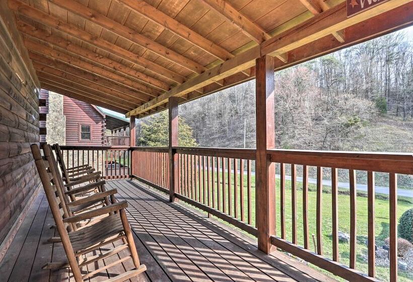 Smoky Mountain Cabin W/ Game Room & Hot Tub!