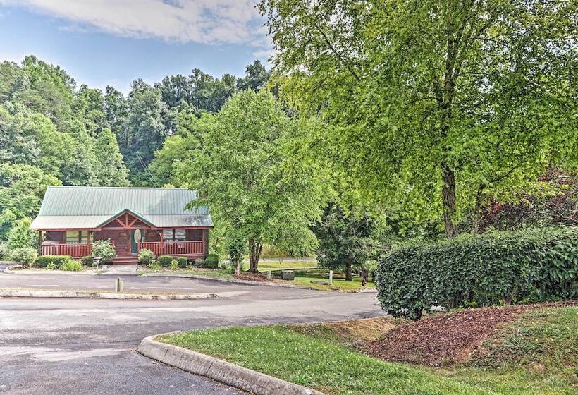 Smoky Mountain Cabin W/ Game Room & Hot Tub!
