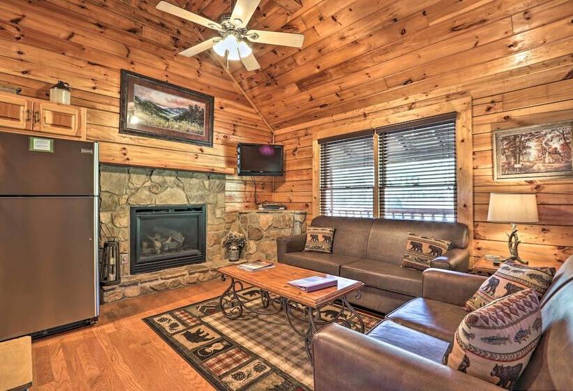 Smoky Mountain Cabin W/ Game Room & Hot Tub!