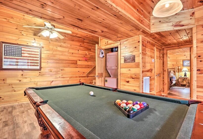 Smoky Mountain Cabin W/ Game Room & Hot Tub!