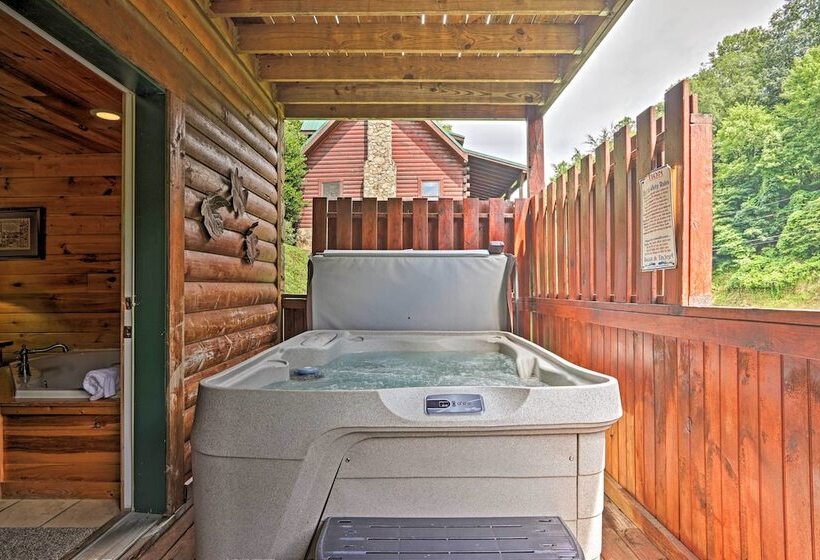 Smoky Mountain Cabin W/ Game Room & Hot Tub!