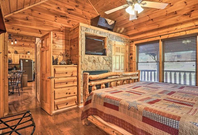 Smoky Mountain Cabin W/ Game Room & Hot Tub!