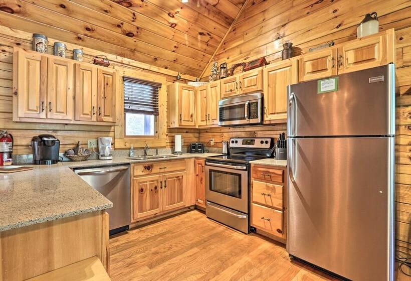 Smoky Mountain Cabin W/ Game Room & Hot Tub!