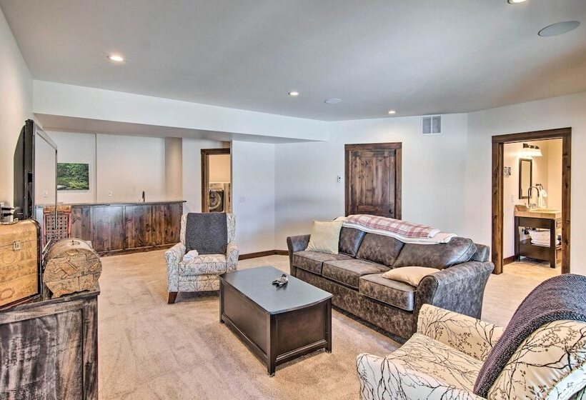 Spacious Big Sky Cabin W/ Hot Tub & Grill!