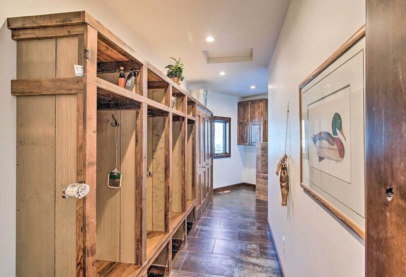 Spacious Big Sky Cabin W/ Hot Tub & Grill!