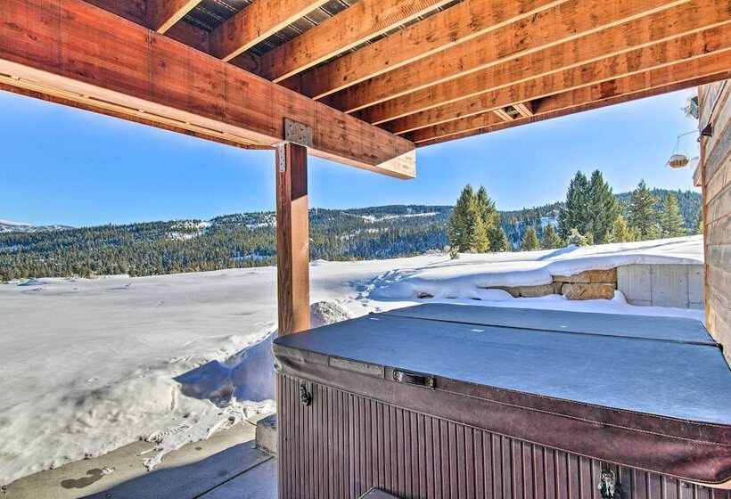 Spacious Big Sky Cabin W/ Hot Tub & Grill!