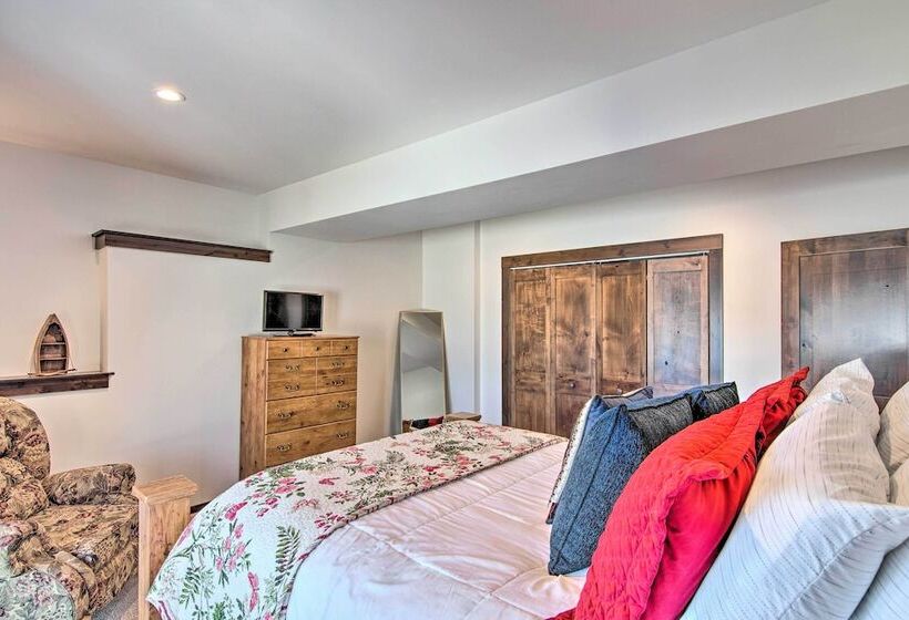 Spacious Big Sky Cabin W/ Hot Tub & Grill!