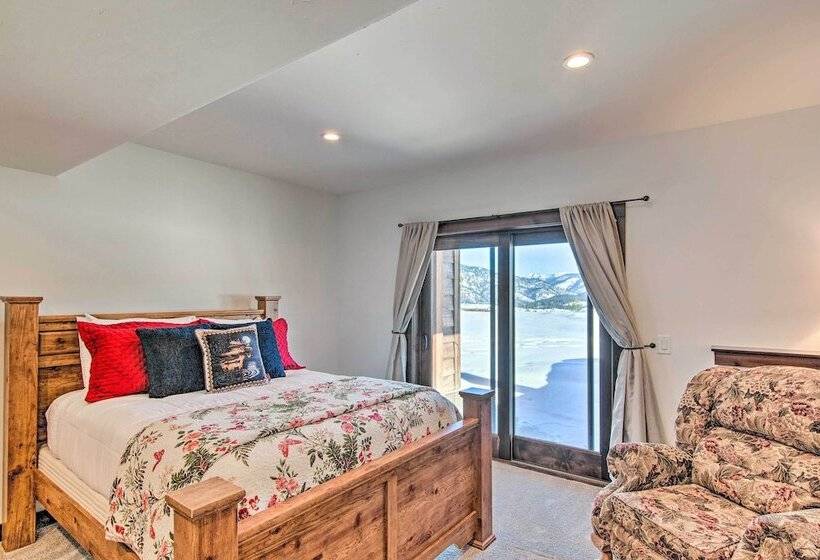 Spacious Big Sky Cabin W/ Hot Tub & Grill!