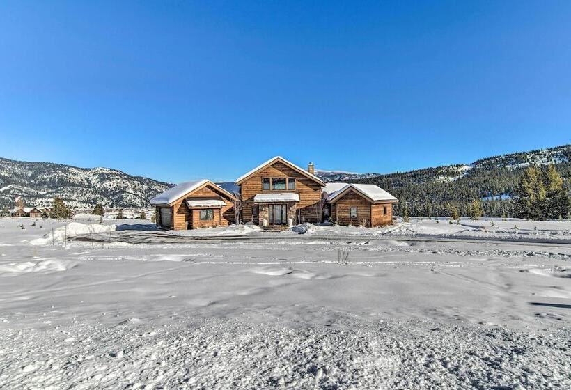 Spacious Big Sky Cabin W/ Hot Tub & Grill!