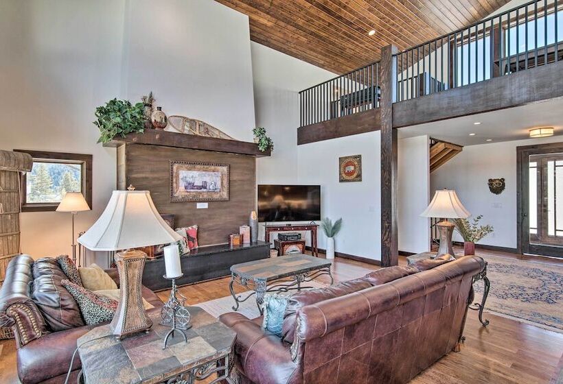 Spacious Big Sky Cabin W/ Hot Tub & Grill!