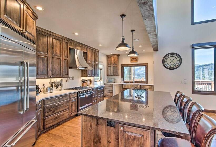 Spacious Big Sky Cabin W/ Hot Tub & Grill!