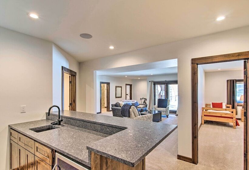 Spacious Big Sky Cabin W/ Hot Tub & Grill!