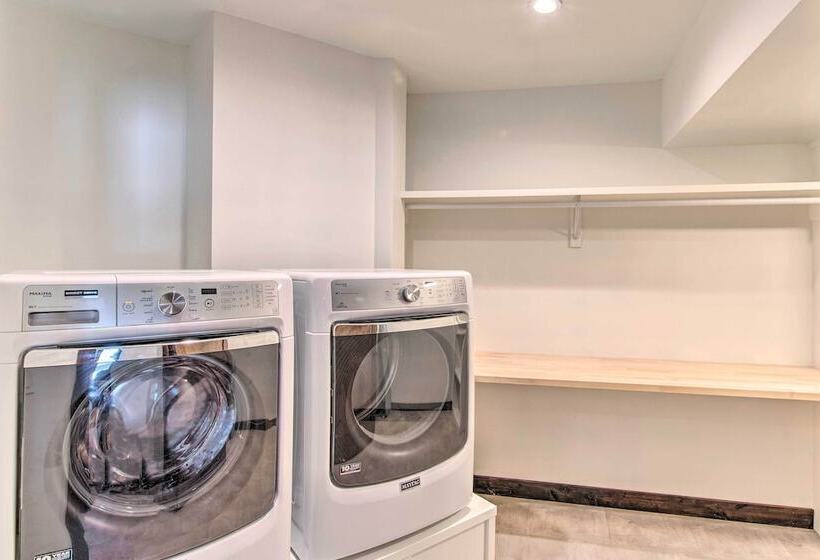 Spacious Big Sky Cabin W/ Hot Tub & Grill!