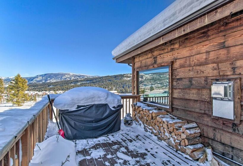 Spacious Big Sky Cabin W/ Hot Tub & Grill!