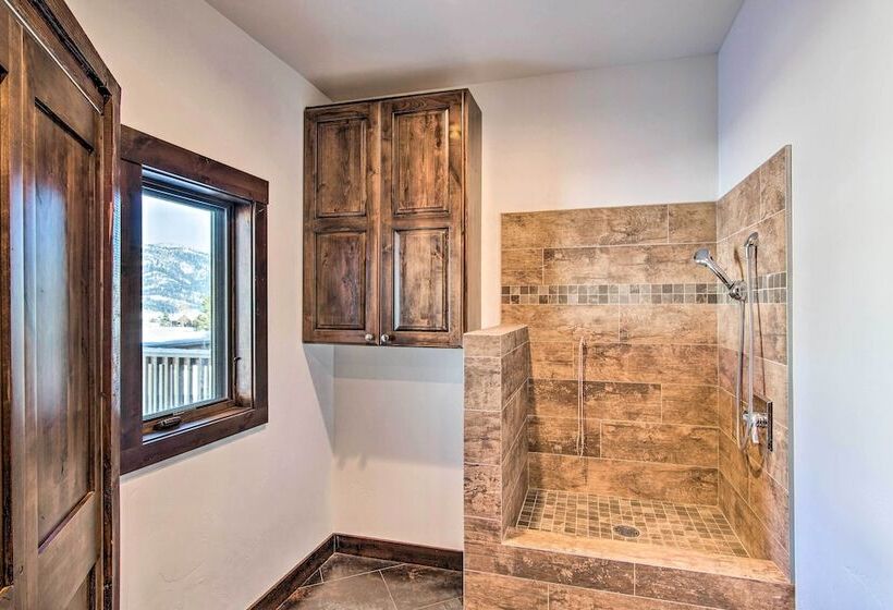 Spacious Big Sky Cabin W/ Hot Tub & Grill!